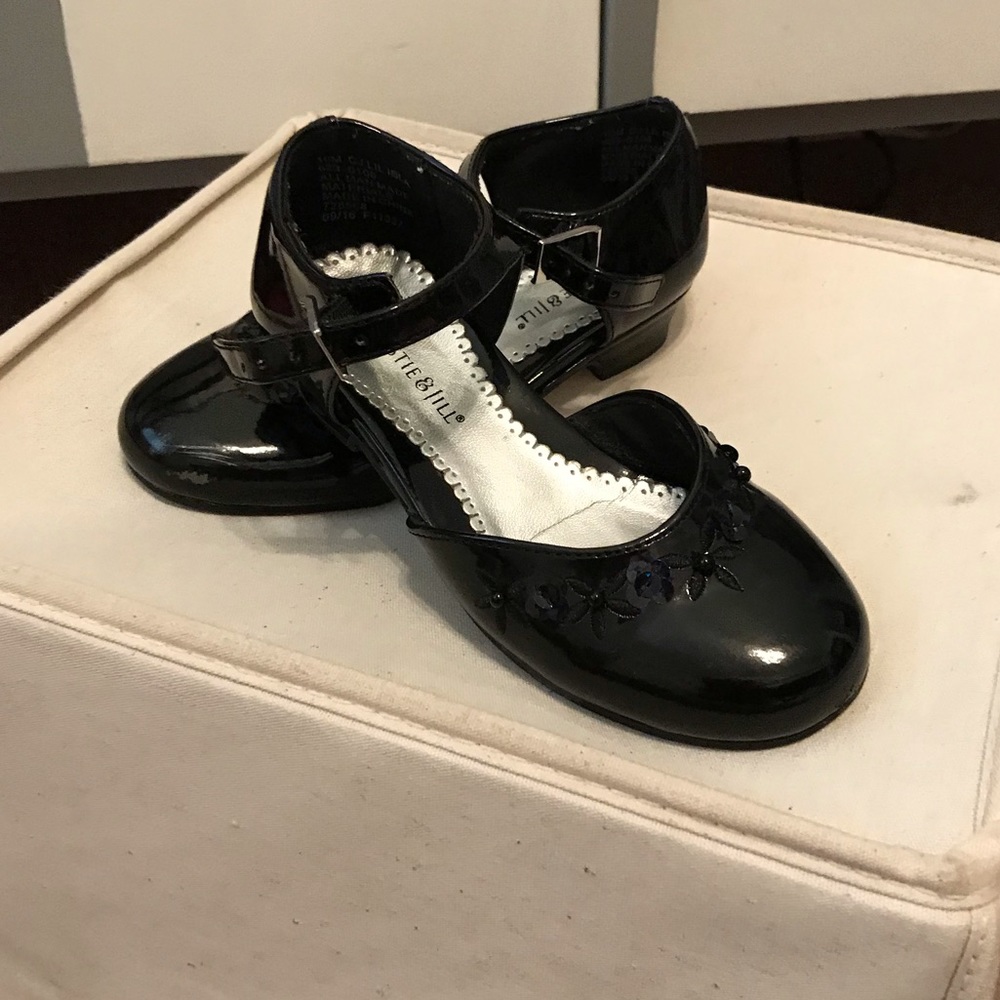 Little girls dress shoes SOLD 💜